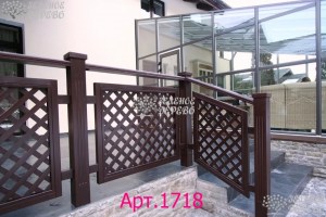 Деревянные перила из диагональных реек